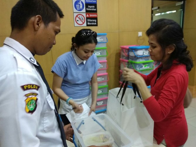 keluarga jenguk tahanan kpk saat lebaran