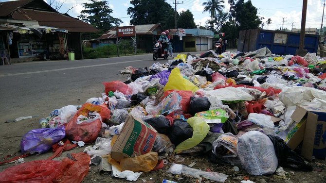 sampah menumpuk di samarinda usai lebaran