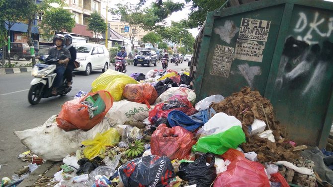 sampah menumpuk di samarinda usai lebaran