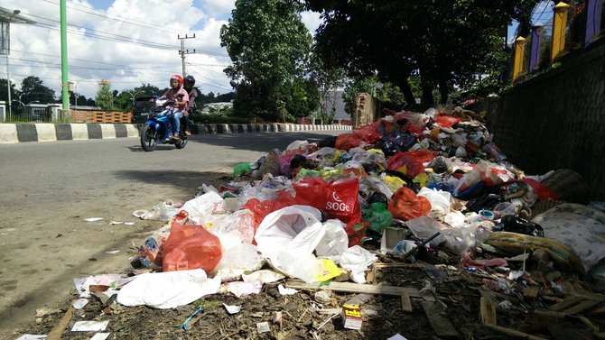 sampah menumpuk di samarinda usai lebaran