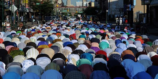 Penampakan muslim AS padati jalanan New York untuk salat Id