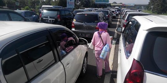 Lalin menuju puncak Bogor macet parah, pedagang masuk tol