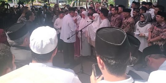 Ditemani dua puteranya, SBY melayat ke rumah Husni Kamil Manik