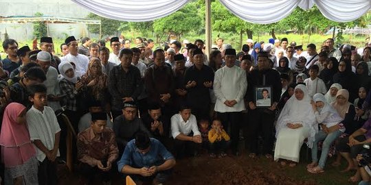 Isak tangis keluarga iringi pemakaman Husni Kamil di TPU Jeruk Purut