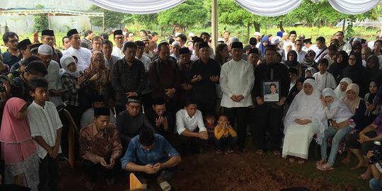 Menteri Ferry ikut turunkan jenazah Husni Kamil Manik