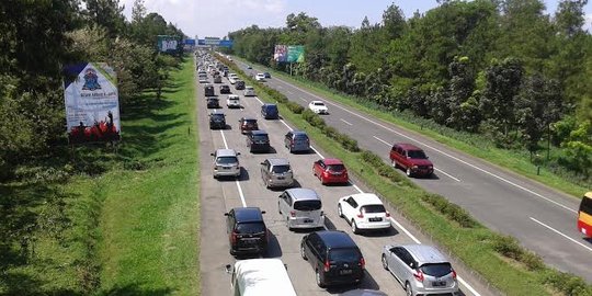 Libur Lebaran, Tol Pasteur mulai dipadati kendaraan dari luar kota