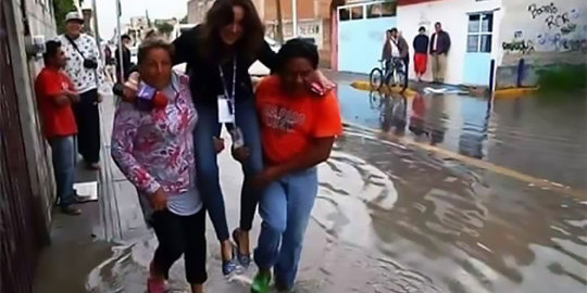 Digendong saat lagi liputan banjir, reporter TV Meksiko dipecat