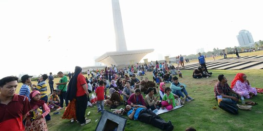 Monas dikepung sampah pengunjung