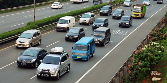 Arus balik, kendaraan mulai terjebak macet di Tol Cikampek