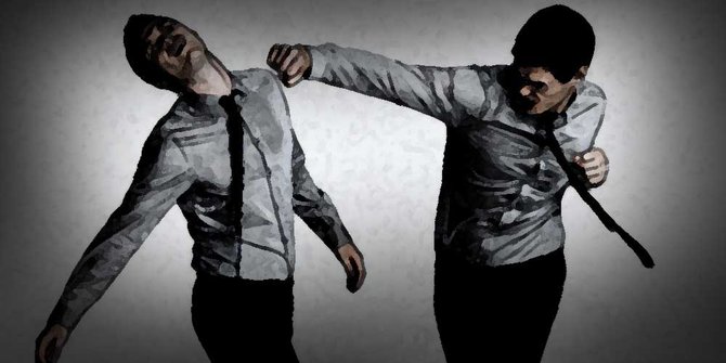 Bule asal Rusia mabuk bikin onar pukuli penduduk lokal di 