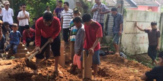 Isak tangis keluarga iringi pemakaman sopir bus maut di Cimahi