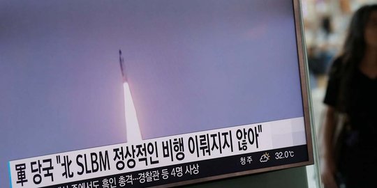 Aksi rudal balistik Korea Utara meluncur dari kapal selam
