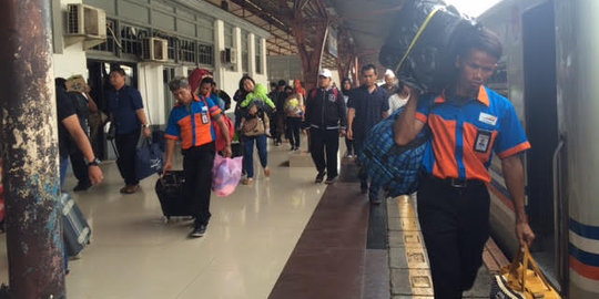 Sulitnya porter Stasiun Senen mengantongi uang Rp 100.000 sehari