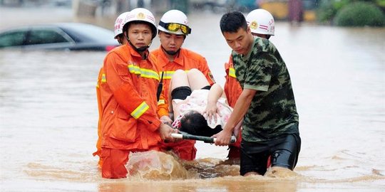 Empat momen viral tertangkap kamera saat banjir bandang landa China