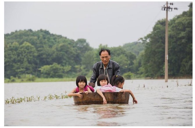 kakek antarkan cucu di china