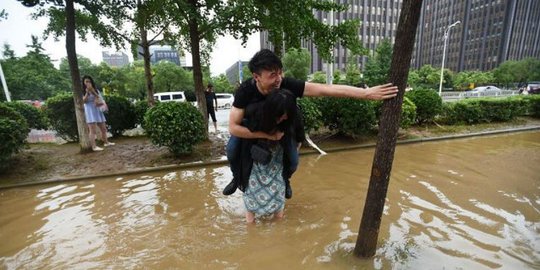 sepatunya kena air wanita ini gendong pacarnya seberangi banjir rev1