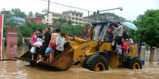 china berangkat ke kantor pakai eskavator saat banjir rev1