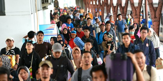 Arus balik Lebaran, ribuan pemudik tiba di Stasiun Pasar Senen