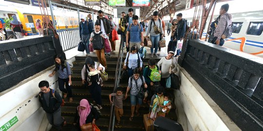 Arus balik di Stasiun Senen, penumpang keluhkan banyak AC mati