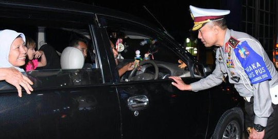 Tinjau Tol Cikampek, Kakorlantas minta pemudik tak takut macet