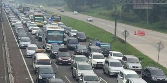 Contra flow sudah diterapkan, Tol Cikampek-Jakarta masih macet parah