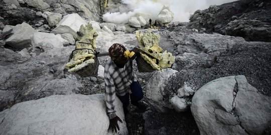 Perjuangan warga kaki Gunung Ijen bertahan hidup dari belerang