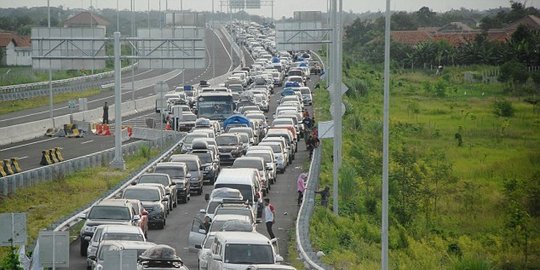 Arus balik, Tol Cipularang menuju Jakarta macet belasan kilometer