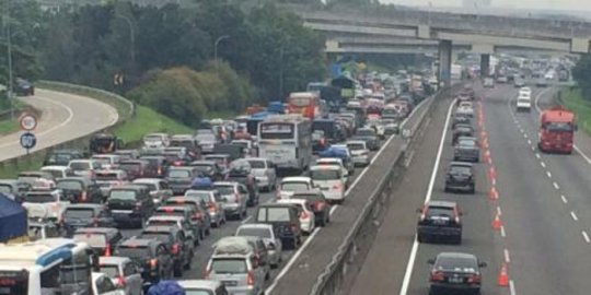 Kemacetan Tol Cikampek belum terurai, sistem contra flow dipakai