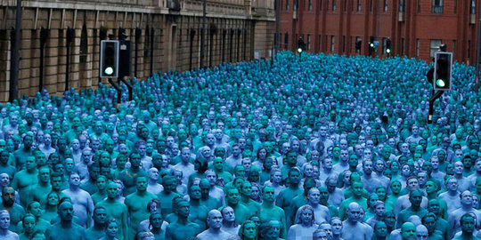 Ribuan orang di Inggris ini rela bugil demi karya seni
