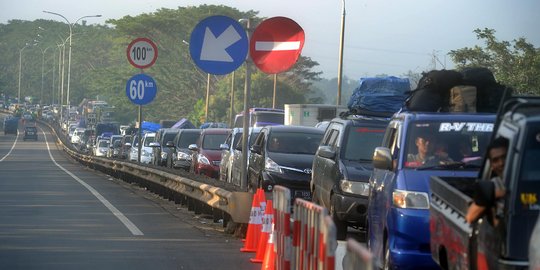 Terlampau padat, 4 gardu tol di Cikarang Utama digratiskan