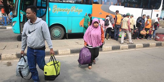 Puncak arus balik, pemudik padati Terminal Kampung Rambutan