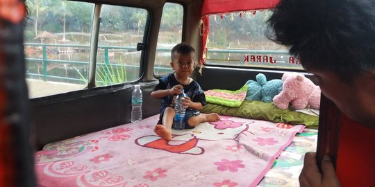 Demi berlibur, keluarga asal Bekasi sulap angkot jadi hotel berjalan