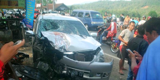 Mobil oleng seruduk tiga motor, tiga orang tewas