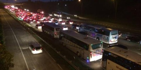 Pemudik tiga jam terjebak macet di Tol Cikampek arah Jakarta