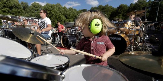 Aksi 100 drumer berbagai usia beraksi di Baltic Drummers Summit