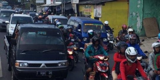 Arus balik, jalan Pantura dan Cikampek menuju Jakarta macet parah