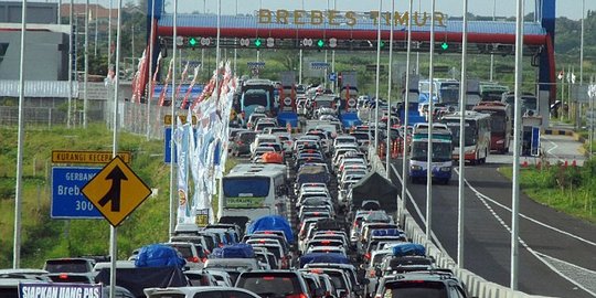 Macet parah arus mudik di Brebes, Ganjar akui gagal dan minta maaf