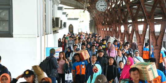 H+4 Lebaran, Stasiun Senen masih dipadati pemudik