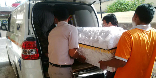 Diiringi hujan deras, jenazah Nur Rohman dimakamkan malam ini