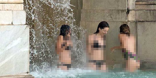 Berbikini mandi di pancuran berusia 400 tahun, tiga turis dikecam