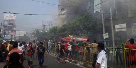 Pasar Aksara Medan terbakar, pedagang berhamburan