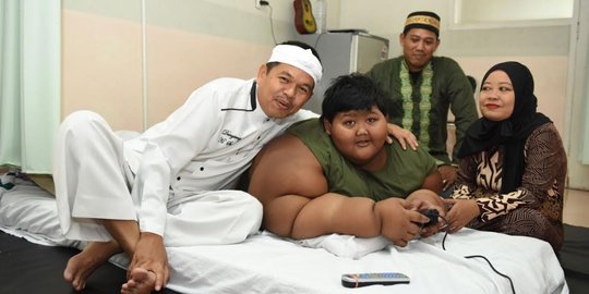Selama dirawat, Arya mengisi waktu dengan main gim