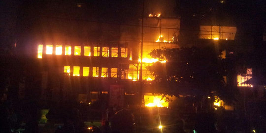 Api di Pasar Aksara meluas, Ramayana juga ludes