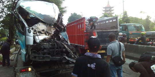 Minibus terguling di depan Makodam IV Diponegoro Watugong, 6 luka