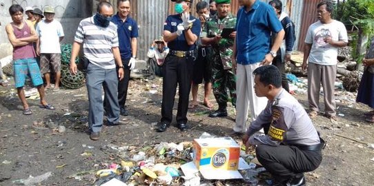 Mayat bayi laki-laki dibuang di tumpukan sampah