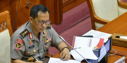 Jokowi pasang tanda jenderal bintang empat di bahu Tito Karnavian