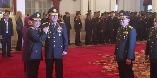 Tito & Budi Gunawan salam komando, seisi Istana tepuk tangan