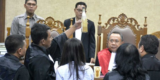 Kesaksian teman Mirna dan Jessica di sidang kopi bersianida