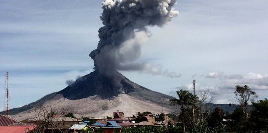 Aktivitas Gunung Sinabung meningkat, 9.319 warga mengungsi