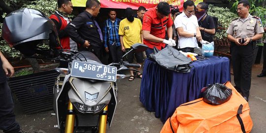 Ini barang bukti dan pelaku pembunuh karyawati bank dalam boks